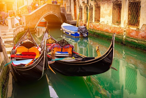 Gia chủ có thể trải nghiệm “chất” Venice qua những chiếc gondola ngay tại kênh đào sau nhà